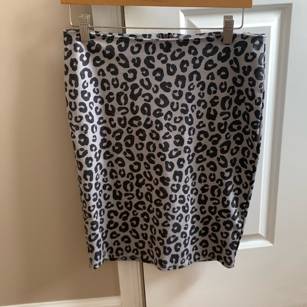 Leopard print pencil skirt with zipper